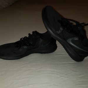 Nike Black TR 8 Tennis Shoes